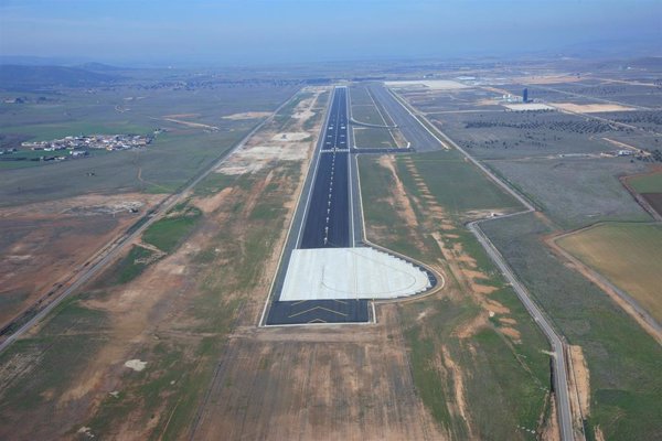 Spanair y el aeropuerto de Ciudad Real permanecen en la lista de morosos de Hacienda