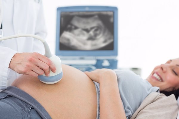 Las mujeres embarazadas o que planean estarlo pueden vacunarse con seguridad contra la COVID-19, según experto