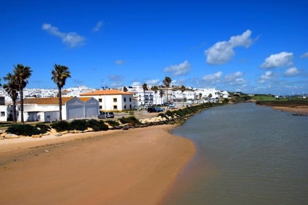 Conil (Cádiz) y Peal (Jaén), únicos municipios que superan la tasa de 1.000 tras bajar Villanueva de Córdoba