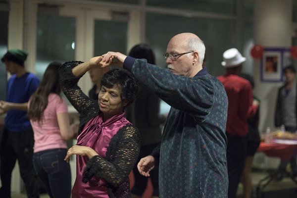 Bailar con música puede detener la mayoría de los síntomas debilitantes de la enfermedad de Parkinson