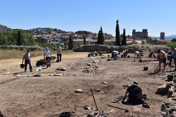 Personas con discapacidad de APADIS participan en una excavación arqueológica del Castillo Viejo de Manzanares (Madrid)