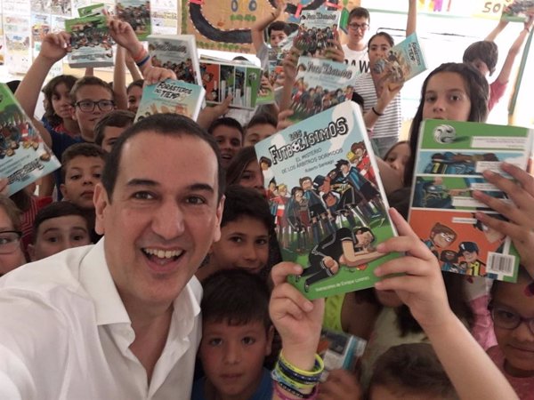 El autor de la saga 'Los Futbolísimos' obtiene el XXV Premio Cervantes Chico de Literatura Infantil y Juvenil