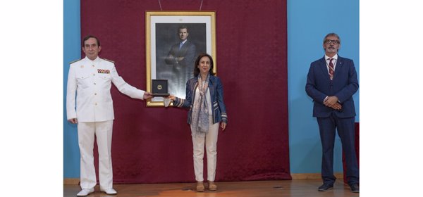 La Armada Española recibe la Medalla de Oro de la Universidad de Cádiz con la presencia de Margarita Robles