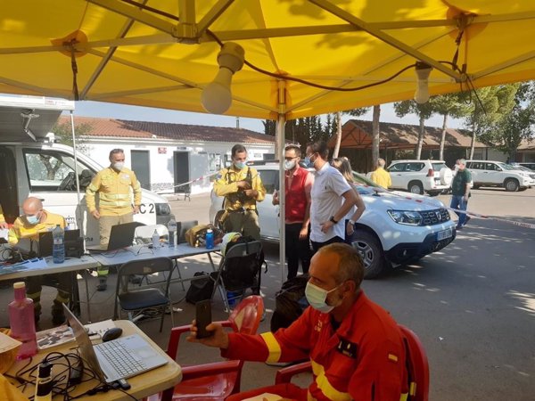 Más de 60 medios y casi 300 personas continúan en las labores de extinción del incendio de Liétor (Albacete)