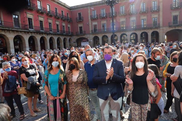 Centenares de personas se concentran en Gijón en apoyo a las dos mujeres agredidas sexualmente este fin de semana