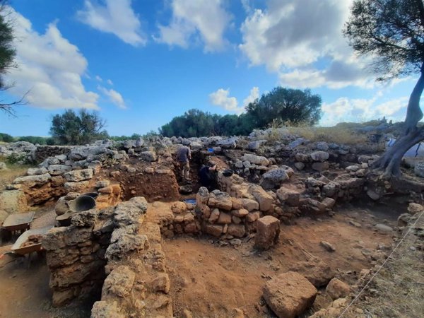 Investigadores de la UA descubren en Son Catlar (Menorca) un depósito completo de materiales romanos