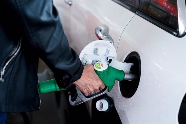 Los carburantes dan un ligero respiro, pero llenar el depósito será hasta un 21% más caro que el pasado agosto