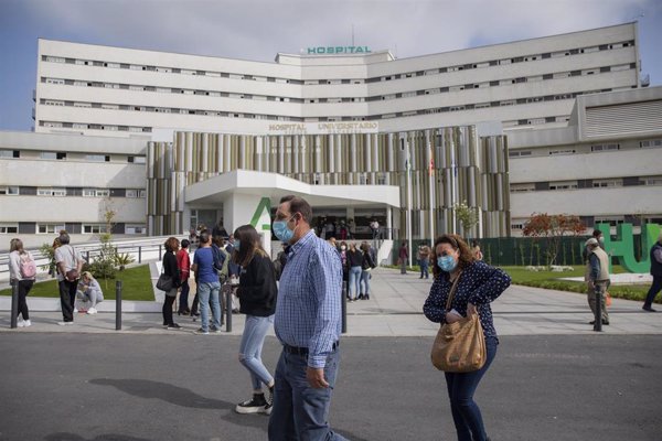 Andalucía roza los 1.200 hospitalizados con 26 más en un día y los ingresos en UCI suben a 219