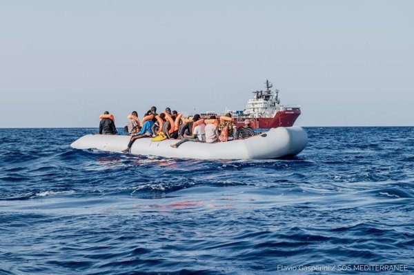 El 'Ocean Viking' rescata a casi 200 migrantes en la costa de Libia