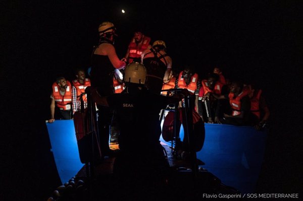 Los últimos rescates en el Mediterráneo salvan a casi 400 personas en menos de cinco horas