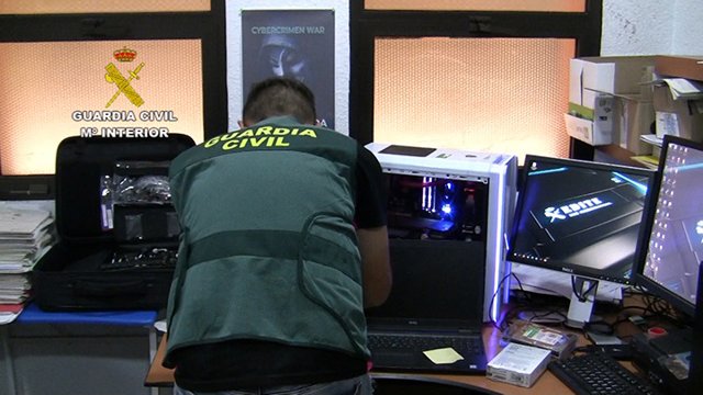 Disuelven grupos con más de 100.000 miembros dedicados al 'carding' tras registros en Cádiz y Málaga - Vimarsana News