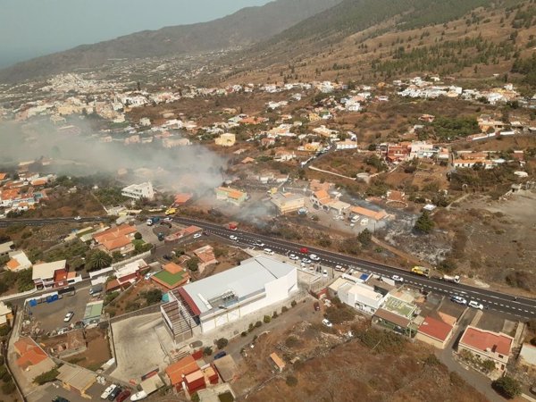 Habilitan el polideportivo de El Paso (Tenerife) para las personas desalojadas del fuego en Padrón