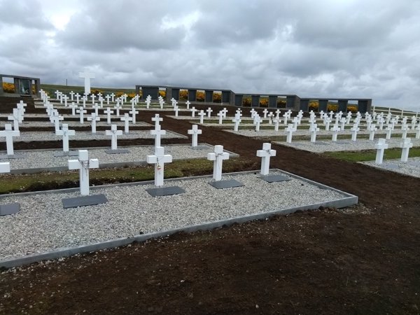 Argentina halla los restos de cinco soldados de la Guerra de las Malvinas en una fosa común