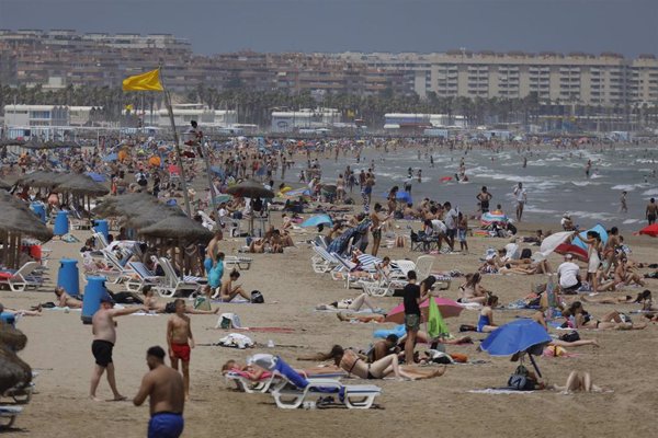 Fin de semana con tiempo veraniego y con algunas lluvias en el norte y con tormentas en el este de la Península