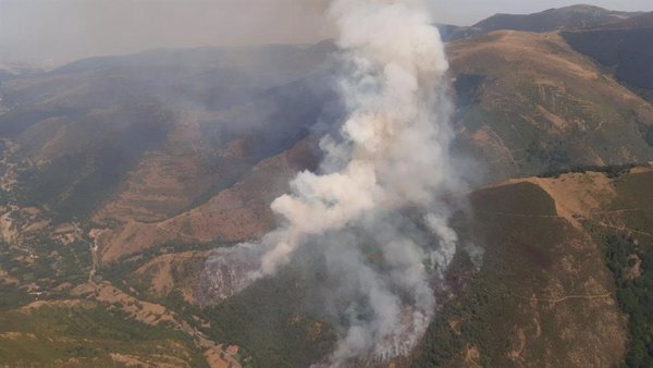 Estabilizado pero no controlado un perímetro de 5,8 kilómetro en el incendio en el Monte San Lorenzo