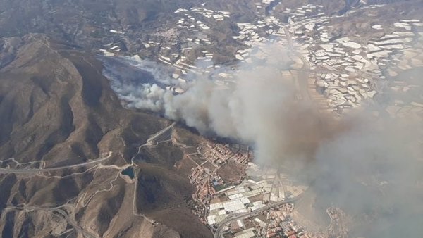 Se eleva a nueve aeronaves y casi 60 efectivos el dispositivo contra el incendio de Gualchos (Granada)