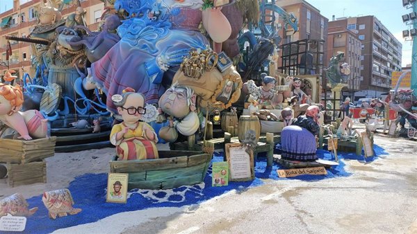 Las fallas sacan a la calle a políticos pre y postpandemia para exhibir su crítica