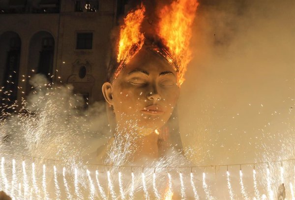 El fuego reduce a cenizas las Fallas del coronavirus, año y medio después