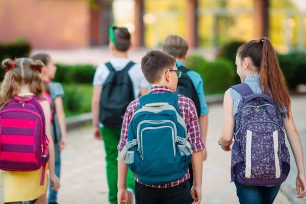 Prevenir dolencias en la espalda de los escolares pasa por reducir el peso de la mochila y aumentar la actividad física