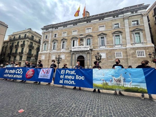 Unas 20 personas acampan en la plaza Sant Jaume de Barcelona contra la ampliación de El Prat