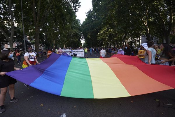 Colectivos LGTBI de Madrid mantienen la concentración mañana en la Puerta del Sol tras el caso de la denuncia falsa