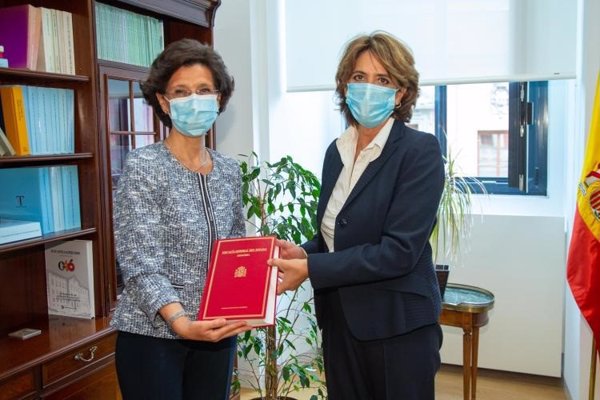 Dolores Delgado entrega la Memoria de la Fiscalía General del Estado a la presidenta del Tribunal de Cuentas