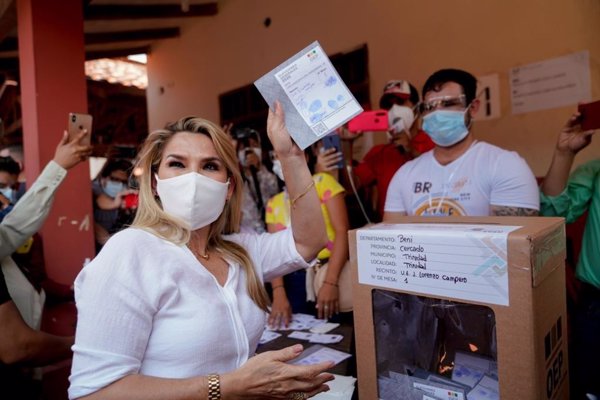 Sancionan a Jeanine Áñez con tres días sin visitas por no asistir a una audiencia