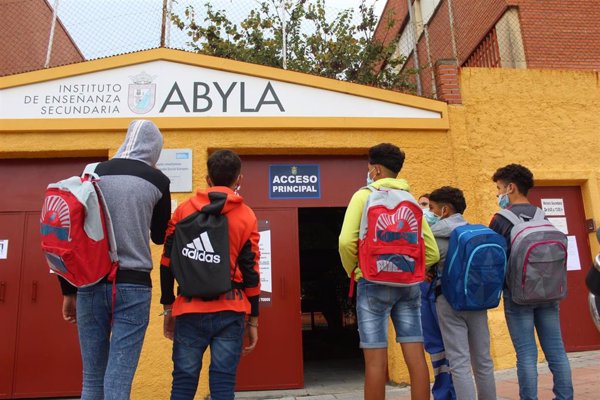 Escolarizados en cinco institutos de Ceuta casi 150 niños migrantes marroquíes solos de la avalancha de mayo