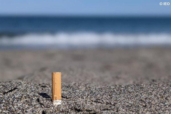 Más País-Verdes Equo propone prohibir fumar en las playas españolas para evitar que las colillas acaben en el mar