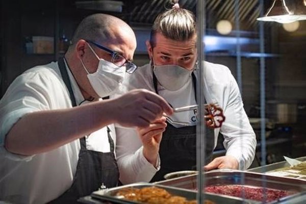 Chefs con estrellas Michelin 'A cuatro manos' con los jefes de cocina de Paradores