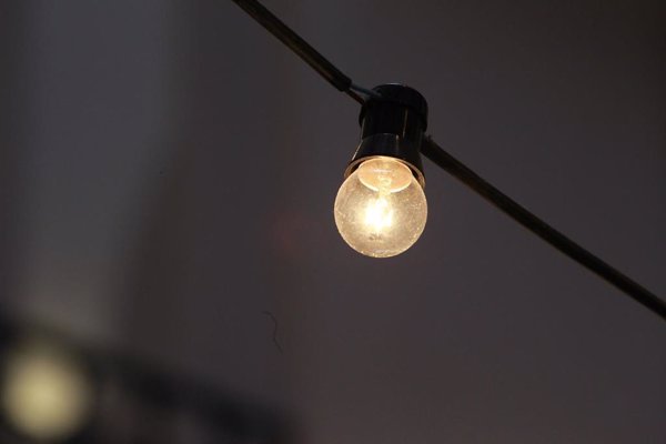 El precio de la luz vuelve a bajar este sábado hasta los 159,37 euros/MWh