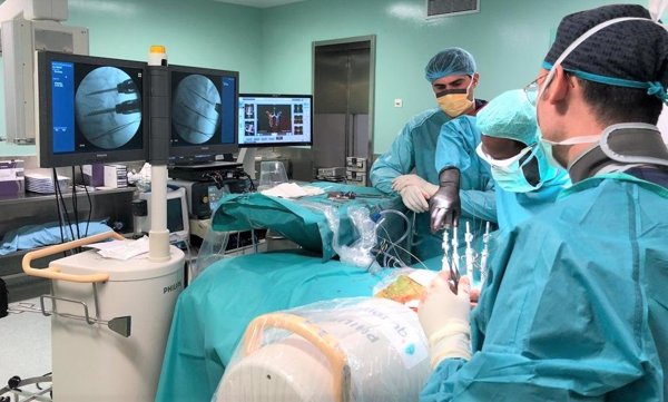 Centro Médico Teknon, pionero en un sistema de fijación de columna en pacientes no aptos para cirugía abierta