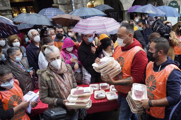 Ganaderos regalan más de 1.000 kilos de carne en Santiago de Compostela en protesta contra los bajos precios