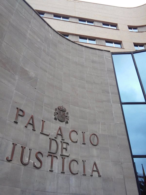 Piden más de 12 años de cárcel para un hombre por abusar de la hija de su novia, menor de edad, en Tenerife