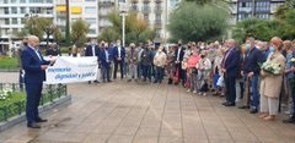 La AVT se concentra en San Sebastián en memoria de las víctimas y contra su 