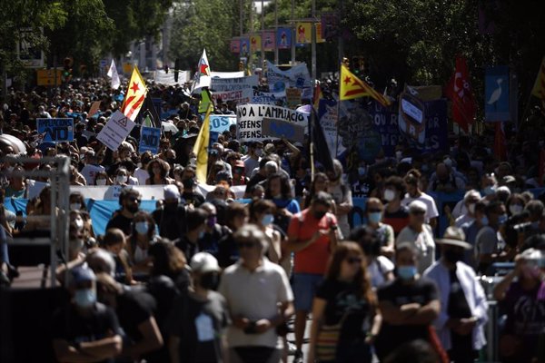 Unas 10.000 personas se manifiestan en Barcelona contra la ampliación del Aeropuerto de El Prat