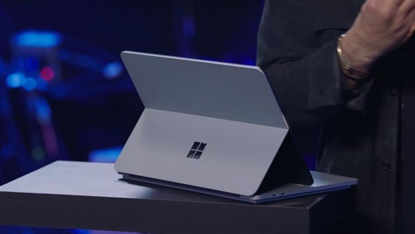 Microsoft rediseña su móvil con doble pantalla Surface Duo y presenta el factor de forma híbrido de Laptop Studio