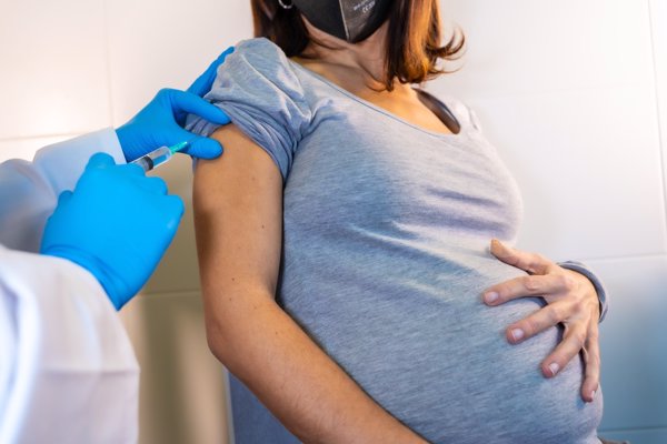 Las mujeres embarazadas que reciben la vacuna COVID-19 pasan la protección contra el virus a sus recién nacidos