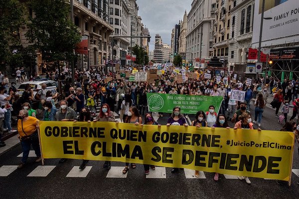 Más de 500 personas en Madrid luchan contra el cambio climático y exigen continuar con el 'Juicio por el Clima'