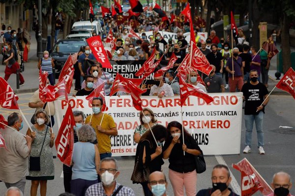 Cientos de personas protestan en Murcia por el cierre de la vía de cercanías entre Alcantarilla y Águilas