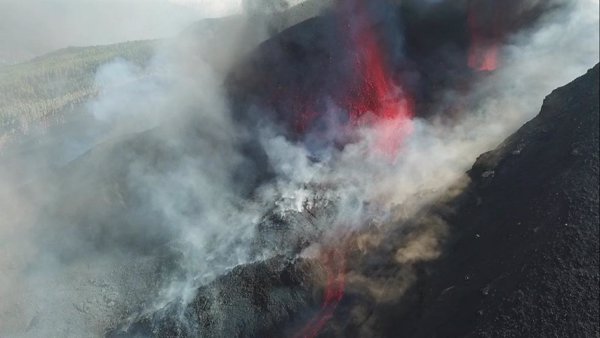 La lava ralentiza su velocidad y se mantienen al menos tres puntos de emisión simultáneos