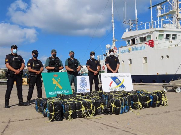 Intervienen 1.200 kilos de cocaína en un velero a 600 millas de Canarias y detienen a sus dos tripulantes