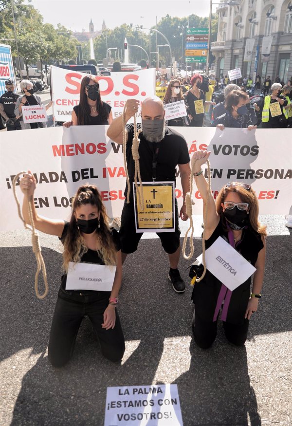 Las peluquerías protestan ante el Congreso para reclamar la inclusión de la bajada del IVA en los presupuestos