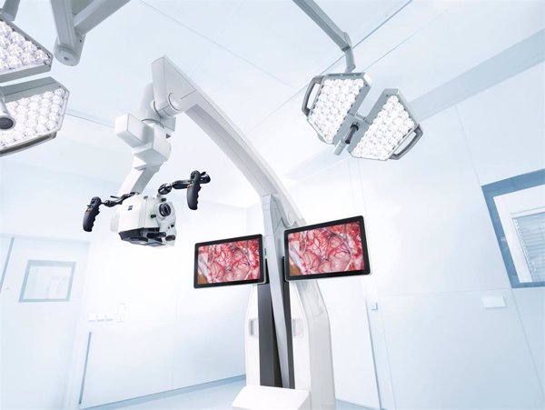 El Hospital La Luz adquiere el microscopio robotizado Kinevo 900, que explora áreas de difícil acceso