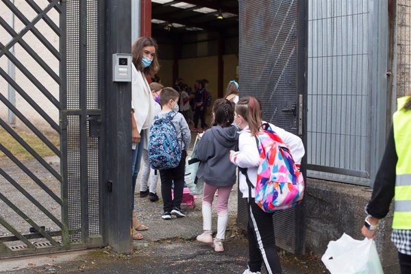 Cantabria cierra siete nuevas aulas, aunque bajan a 15 las confinadas