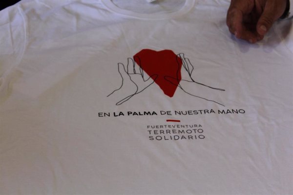 Fuerteventura pone a la venta 1.000 camisetas solidarias para recaudar fondos para empresarios de La Palma