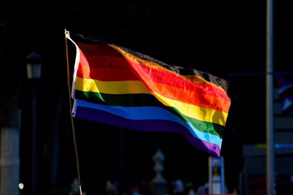 La bandera LGTBI ondeará de forma permanente en la plaza Pedro Zerolo, que albergará monumento a víctimas del colectivo