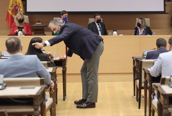 El Congreso da luz verde a la nueva ley de tráfico que finalmente mantiene el margen de 20 km/h para adelantar