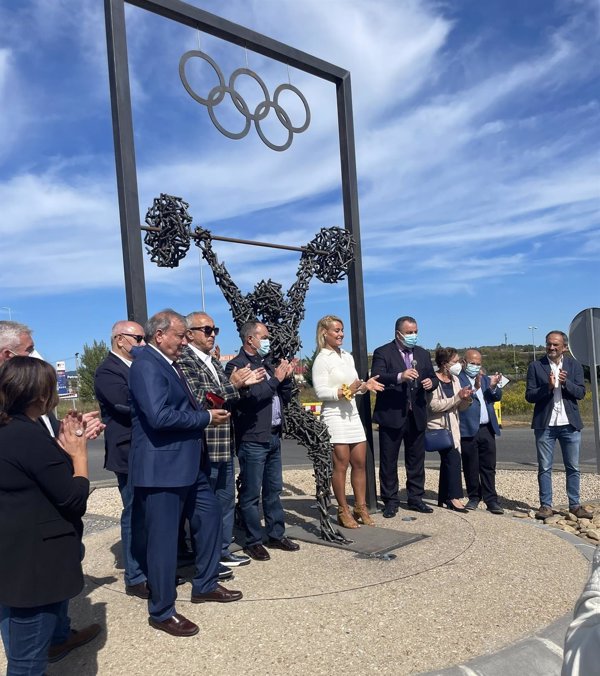 Lydia Valentín, reconocida en Camponaraya con una escultura en homenaje a su carrera