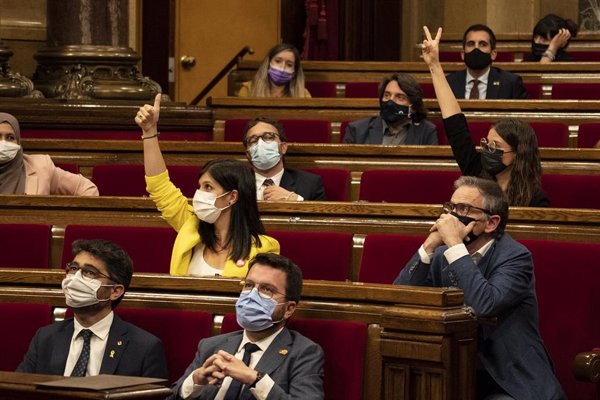 El Parlament respalda la mesa de diálogo y rechaza un referéndum en este mandato